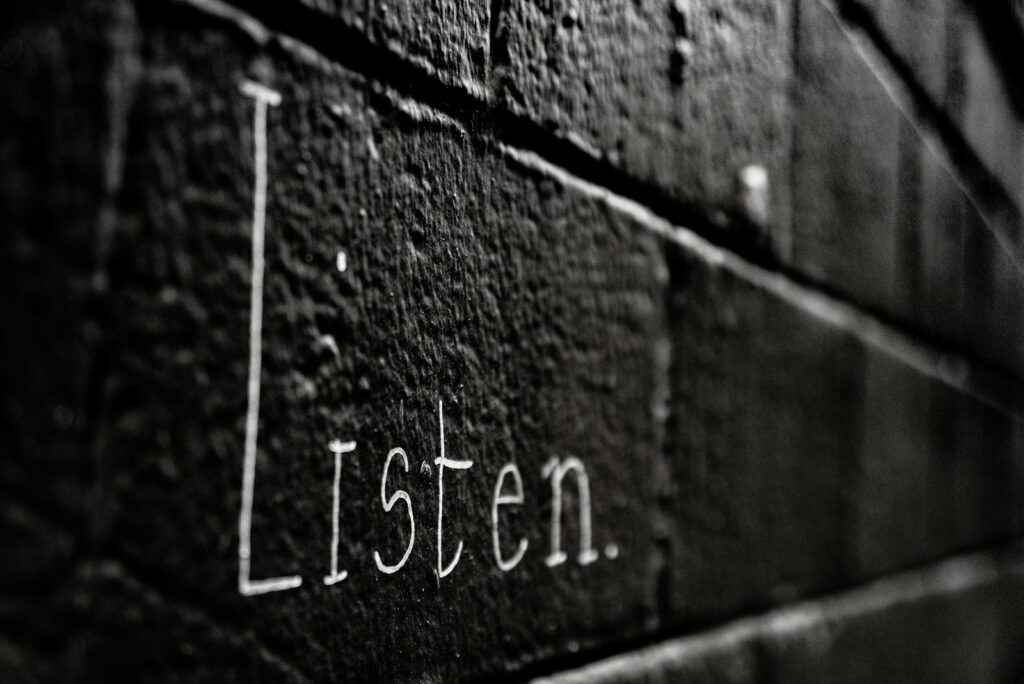 גרפיטי על קיר: listen