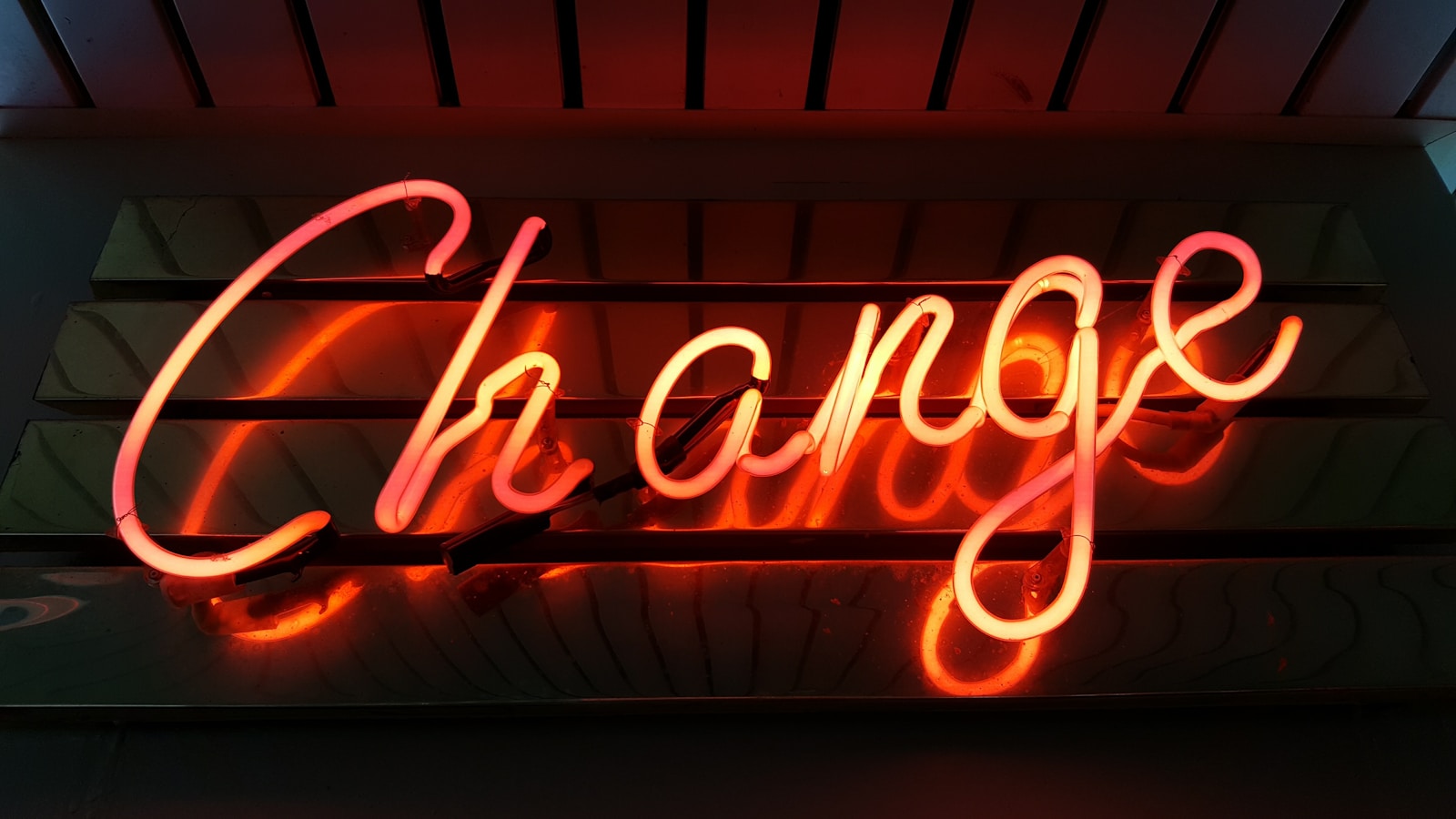 שלט ניאון "change"